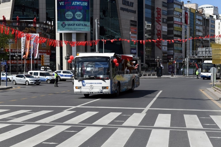 Ankara’da 23 Nisan Şarkılar Ve Marşlar Eşliğinde Kutladı