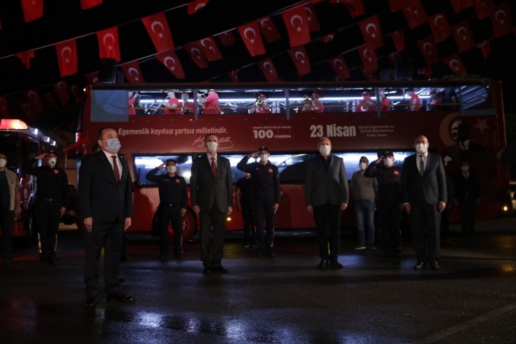 Başkan Böcek 23 Nisan’ı İtfaiyecilerle Birlikte Kutladı