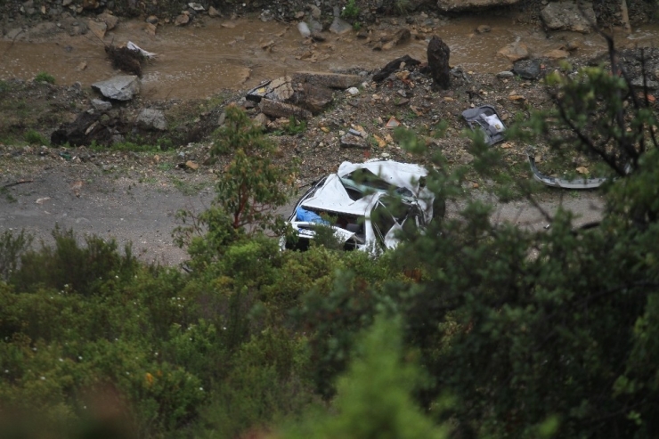 Kontrolden Çıkan Araç 100 Metrelik Uçurumdan Yuvarlandı