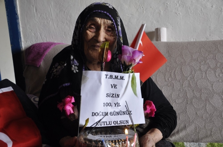 Asırlık Nineye Doğum Günü Sürprizi