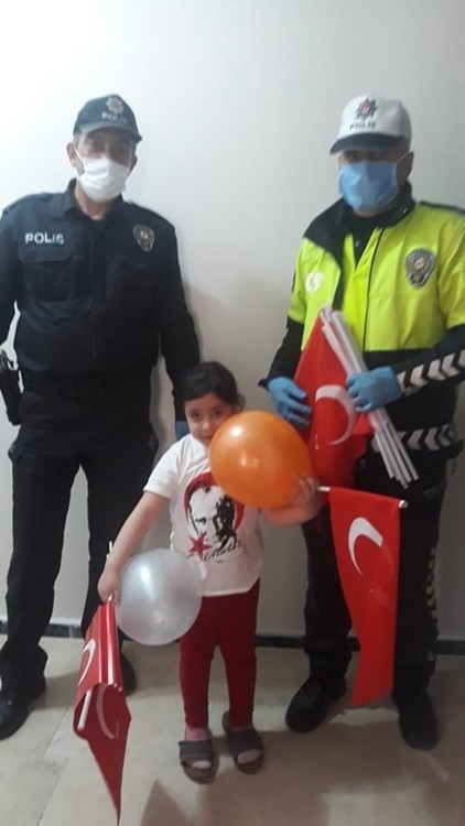 Minik Zeynep’in Yüzünü Polis Ağabeyleri Güldürdü