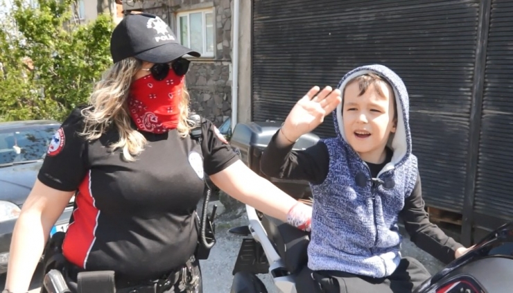 Anne Ve Babasını Göremeyen Çocuğa Polisten Sürpriz