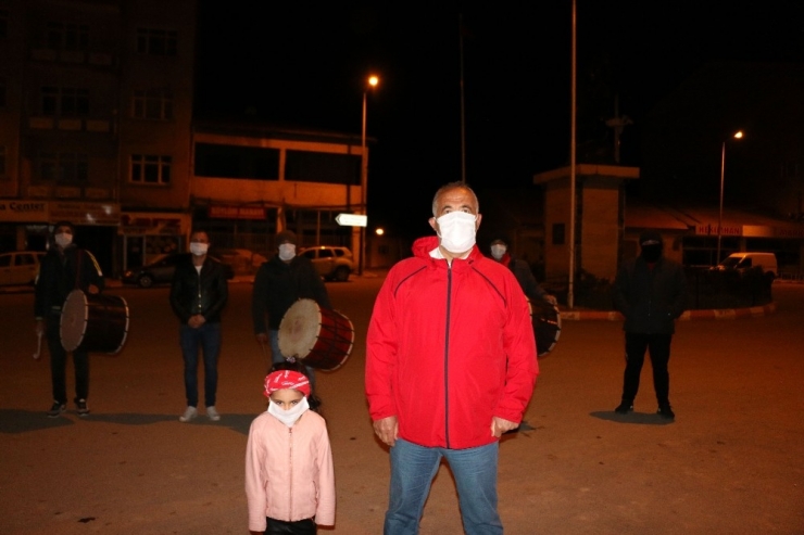 Karadağ Vatandaşları Sahura Kaldırdı