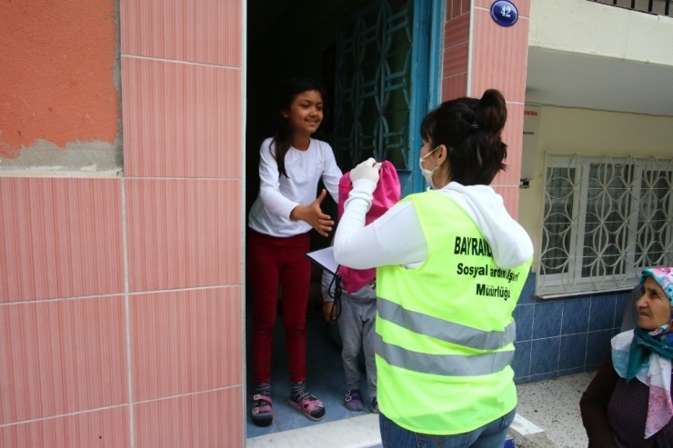 Bayraklı’da Miniklere 23 Nisan Sürprizi