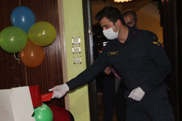 Doğum Günü 23 Nisan Olan Çocuklara Yaş Pastalı Jest