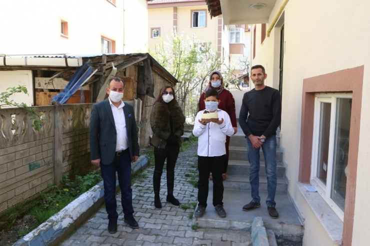 Bolu’da, Başkan Özcan’dan Çocuklara Sürpriz Doğum Günü