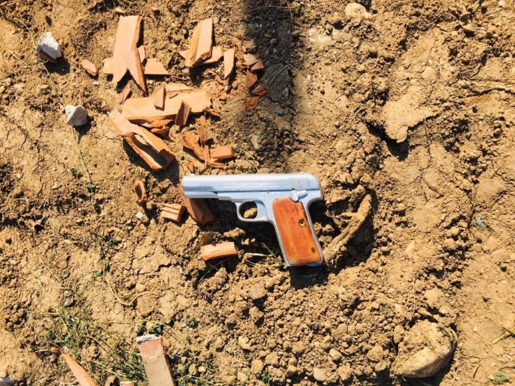 Jandarmadan Kaçan Otomobil Cephanelik Gibi Çıktı