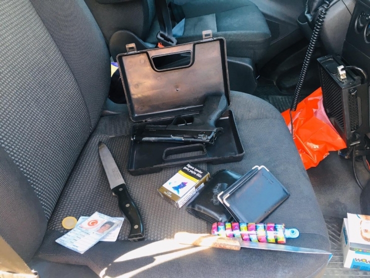 Jandarmadan Kaçan Otomobil Cephanelik Gibi Çıktı