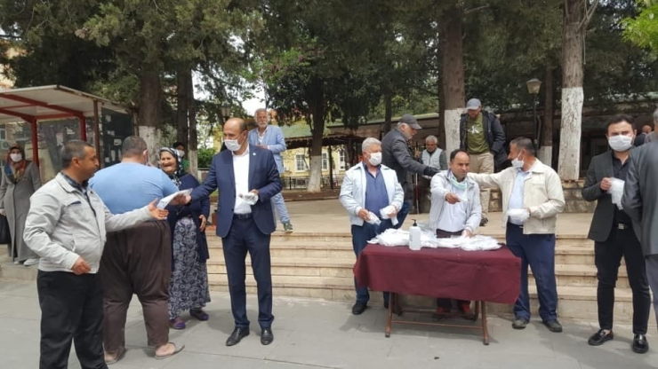Besni’de Chp Vatandaşlara Ücretsiz Maske Dağıttı