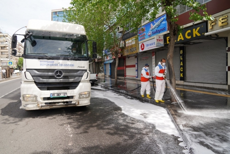 Diyarbakır’da Cadde Ve Kaldırımlar Tazyikli Suyla Yıkanıyor