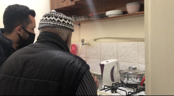 Harabe Evde Yaşam Mücadelesi Veren Hasan Dedenin Yardımına Mervan Öğretmen Yetişti