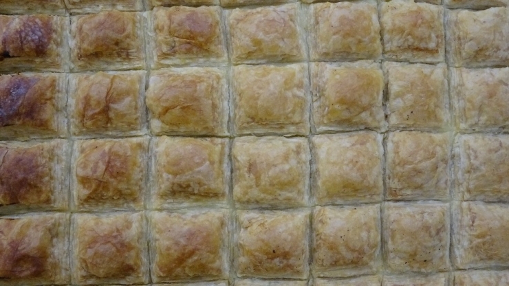 Adını Yöre İnsanından Alan Börek Görünümlü Tatlı: Laz Böreği