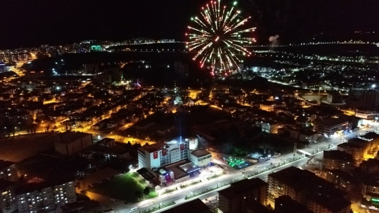 Elazığ’da Sağlıkçılara Havai Fişekli Moral