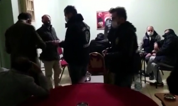 Kapalı Görünen Kahvede Kumar Oynayanlar, Polise Böyle Yakalandı