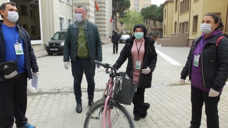 Burhaniye’de Öğretmen Karı Koca Vefa Sosyal Destek Grubunda Gönüllü Oldu