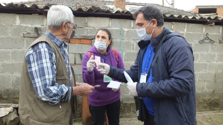Burhaniye’de Öğretmen Karı Koca Vefa Sosyal Destek Grubunda Gönüllü Oldu