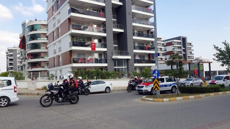 Evde Kalan Çocukların Bayramını Kortejle Kutladılar