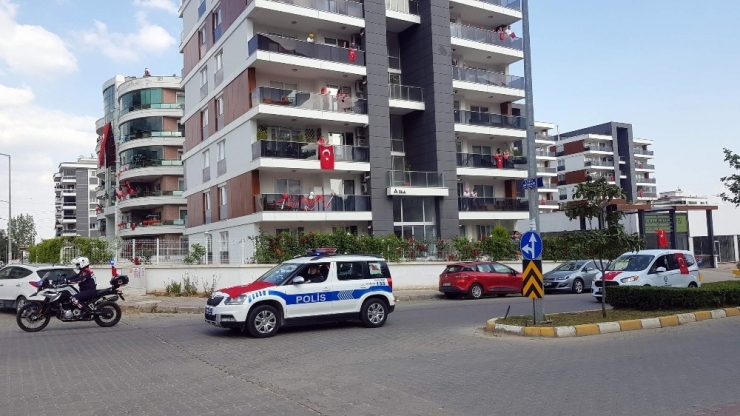 Evde Kalan Çocukların Bayramını Kortejle Kutladılar