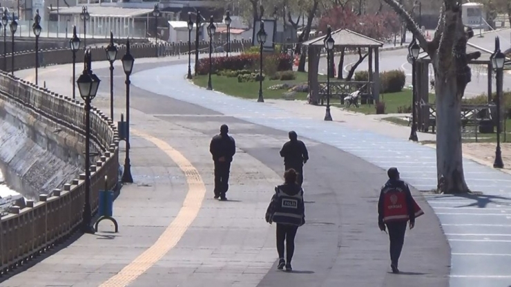 Hava Güzel Sokaklar Boş