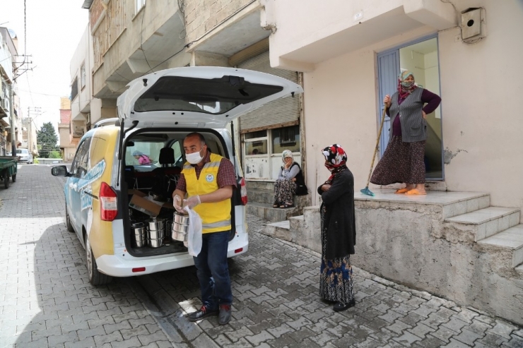 İftarlık Sıcak Yemekler Evlere Ulaştırılıyor