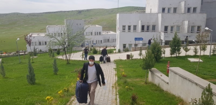 Mardin’de Karantina Süreleri Dolan Vatandaşlar Memleketlerine Uğurlandı