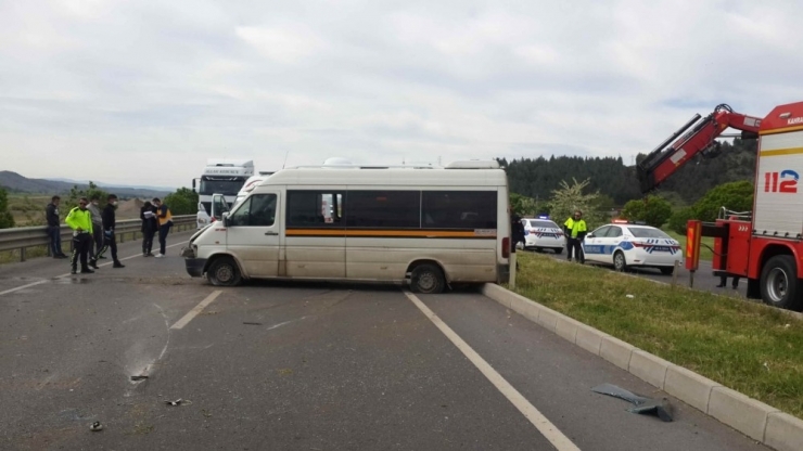 İşçi Servisi Bariyerlere Çarptı: 4 Yaralı