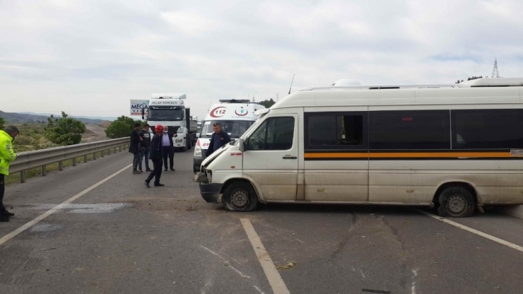 İşçi Servisi Bariyerlere Çarptı: 4 Yaralı