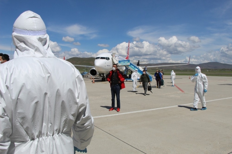 Karadağ’dan 148 Türk Vatandaşı Bingöl’e Getirildi