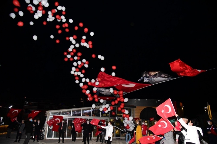 Karesililer Balkonlarında İstiklal Marşı Okudu