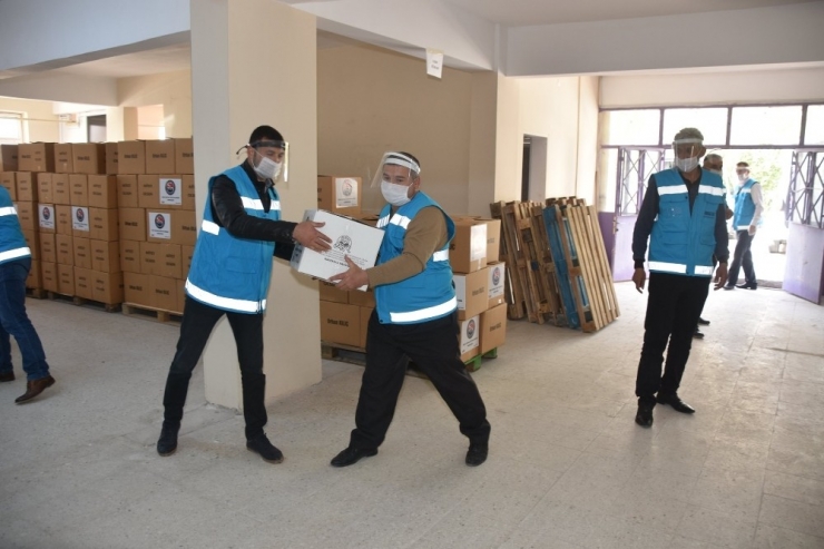 Kırıkkale’de Hayırsever İnsanlardan İhtiyaç Sahilerine Gıda Paketi