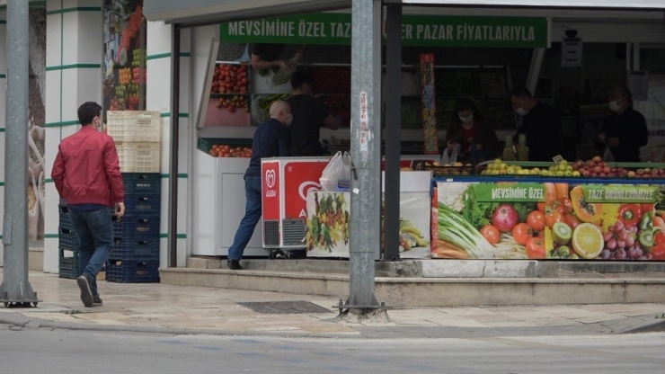 Sokağa Çıkma Kısıtlamasında İzin Saatinde Vatandaşlar Marketlerin Yolunu Tuttu