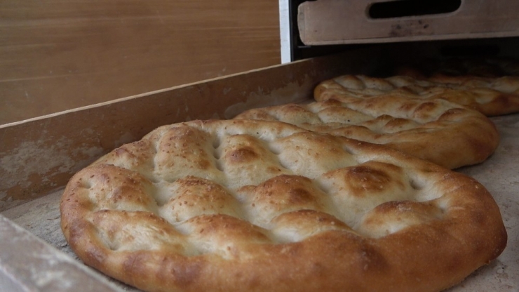 Kısıtlamaya Rağmen Vatandaşlar Ramazan Pidesi Kuyruğuna Girdi