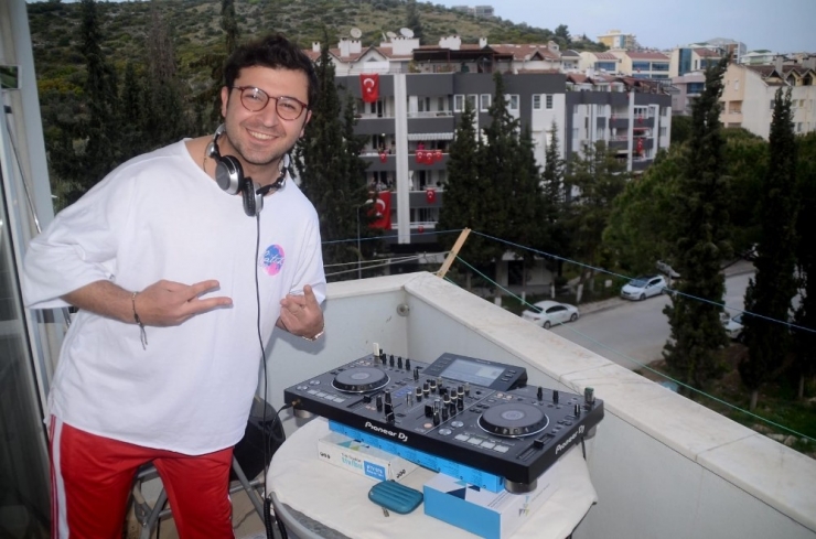 Kuşadası’nda Dj’den Mini Konser
