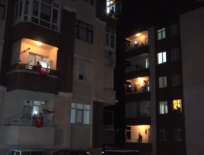 Lise Öğrencisi Balkonuna Müzik Sistemi Kurdu Mahalleliyi Coşturdu