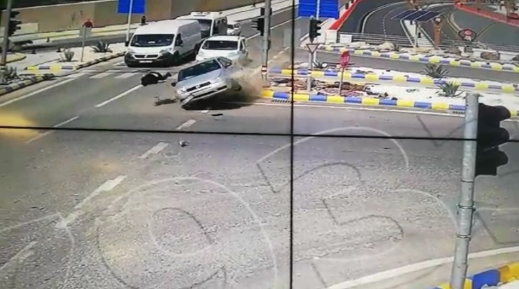 Otomobilin Yayaya Çarpıp Metrelerce Savurduğu Kaza Mobeseye Yansıdı