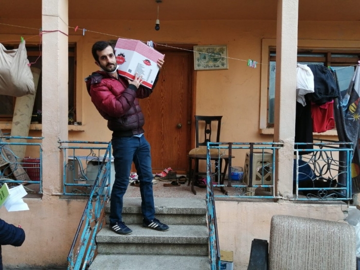 Aralarında Para Toplayan Esnaf 165 Gıda Kolisi Dağıttı