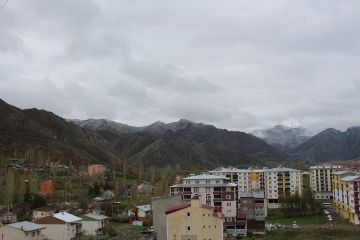 Oltu’da Yüksek Kesimlere Kar Yağdı