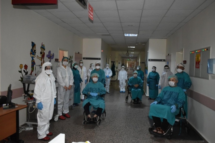 Koronayı Yenen 3 Hasta Alkışlarla Taburcu Edildi