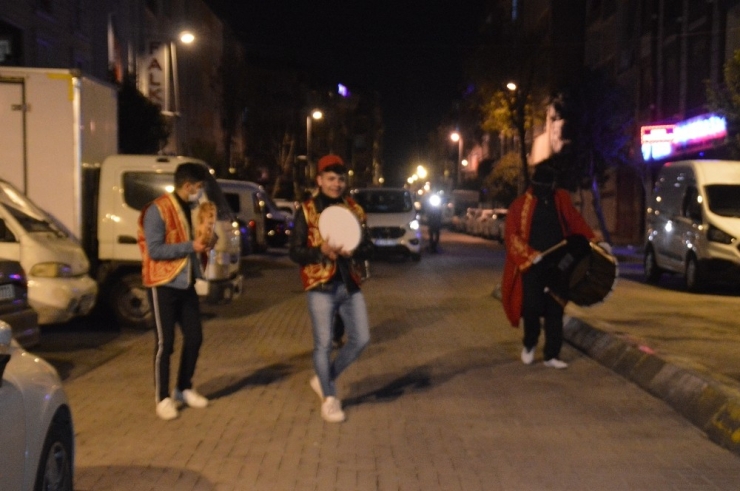 Ramazan- I Şerif’in İlk Sahurunda Davulcular, Vatandaşları Uyandırdı