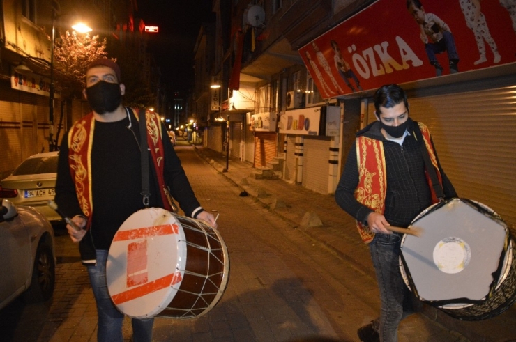 Ramazan- I Şerif’in İlk Sahurunda Davulcular, Vatandaşları Uyandırdı
