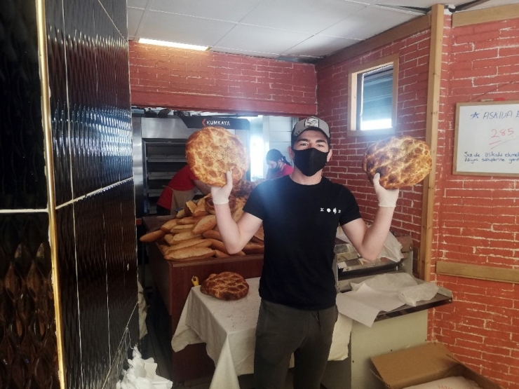 Fırın Önünde Ramazan Pidesi Sırası