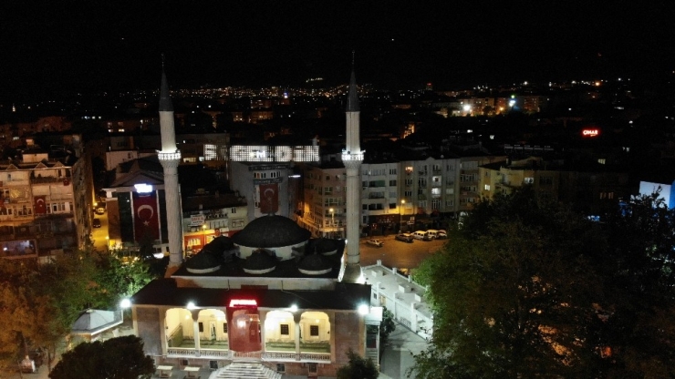 Denizli’de Camilerde Yakılan Mahyalar Ramazan’ın Geldiğini Müjdeledi