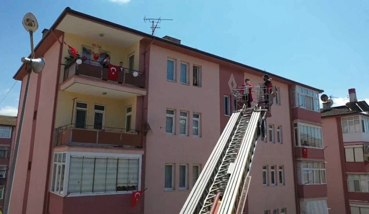 Belediye Başkanı İtfaiye Merdiveniyle Çocuklara Hediye Verdi