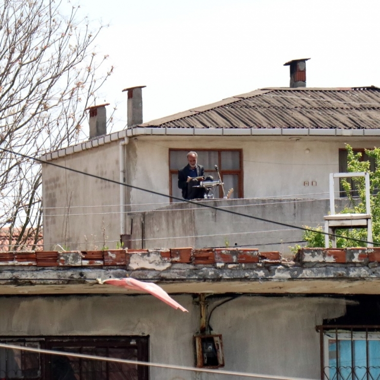 Karantina Altındaki Sokakta Çatıya Çıktı: Önce Söz Yazdı, Sonra Saz Çaldı
