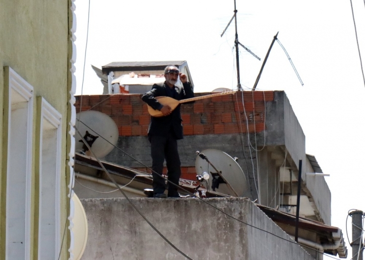 Karantina Altındaki Sokakta Çatıya Çıktı: Önce Söz Yazdı, Sonra Saz Çaldı