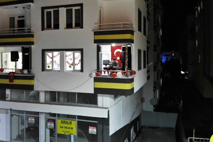 Balkondan Konser Verdi, Mahalleli Sokakta Göbek Attı