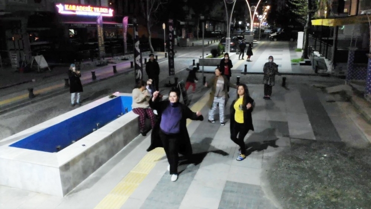 Balkondan Konser Verdi, Mahalleli Sokakta Göbek Attı