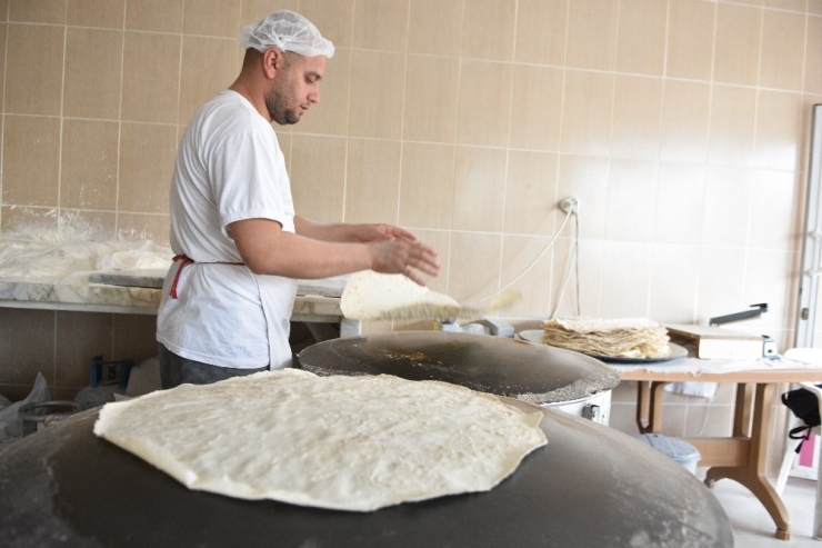Siverek’te Yufka Ekmeğine İlgi Arttı