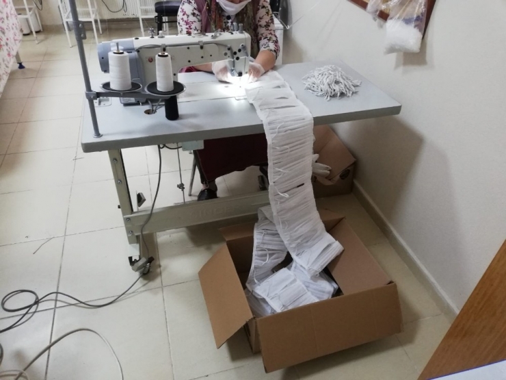 Adem’de Üretilen 2 Bin Maske Vatandaşlara Ücretsiz Dağıtılıyor