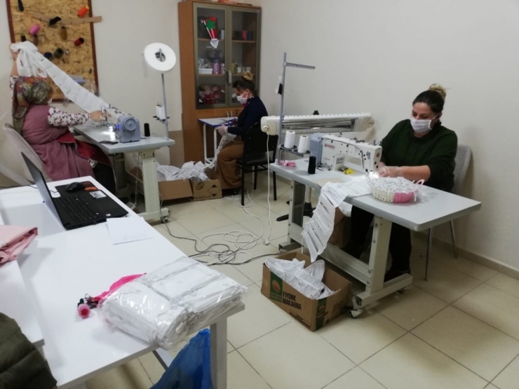 Adem’de Üretilen 2 Bin Maske Vatandaşlara Ücretsiz Dağıtılıyor